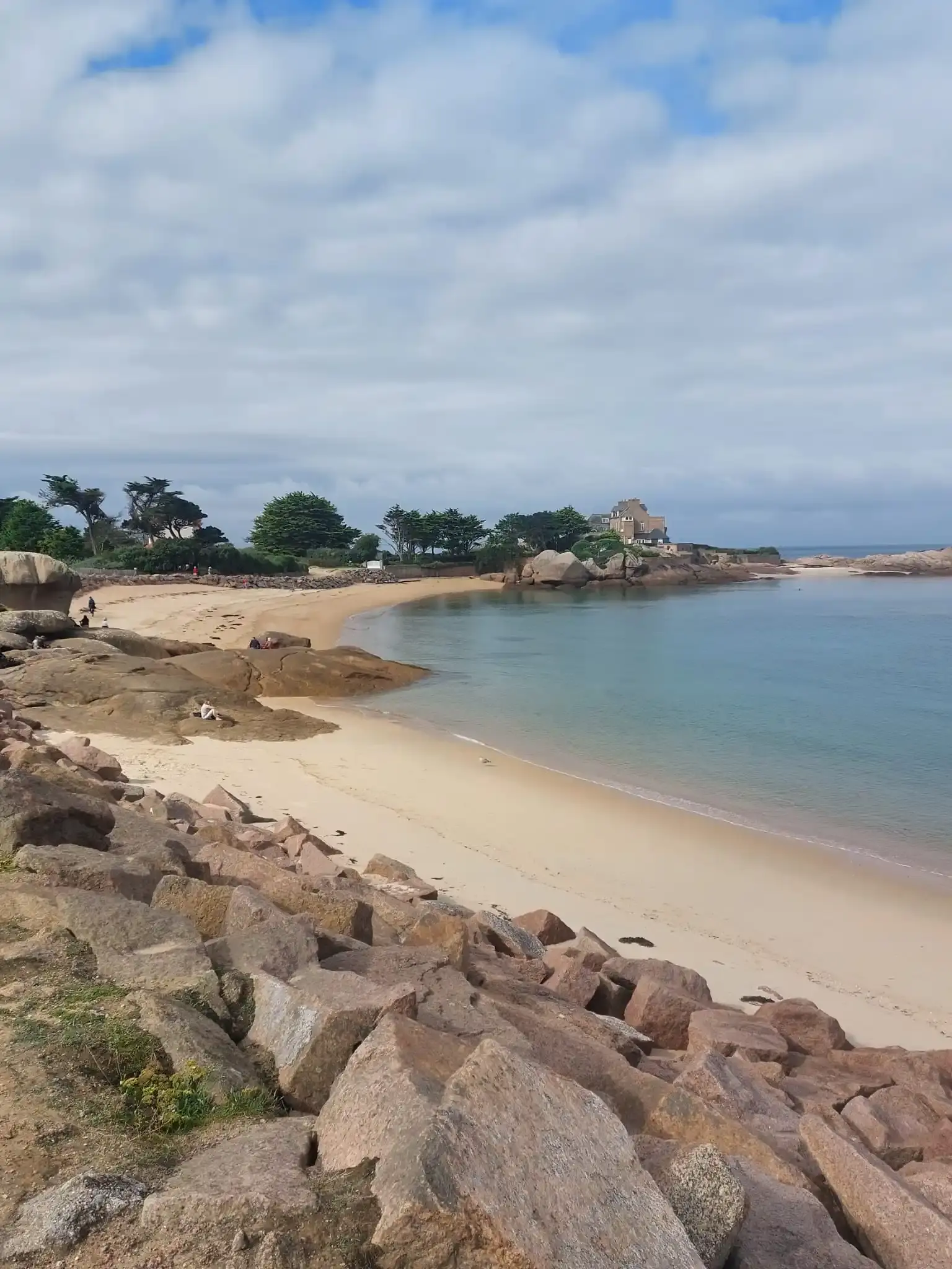 Trégastel – Una joya familiar de la Costa de Granito Rosa